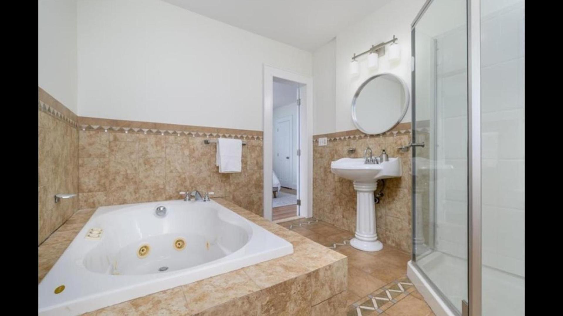 Black Rock Home - 4 Bed - Jacuzzi Bath - Beach Бриджпорт Экстерьер фото